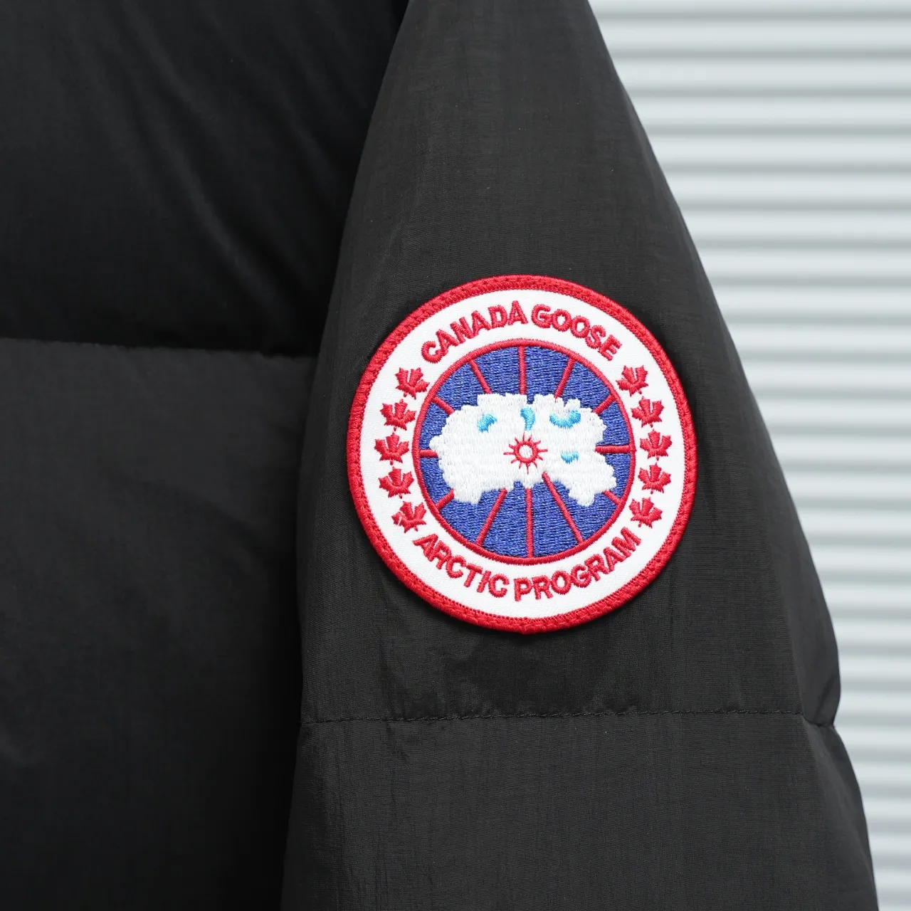 P940 Canada Goose Lawrence Down Jacket The Lawrence Down Jacket provides essential protection for everyday adventures and is made from sustainable Enduraluxe fabric with a durable soft touch. It features a quilted body, an adjustable down hood and a longer hem. Adjustable, down-filled, communicated hood. Two-way center front zipper increases range of motion and ventilation. The chin-protecting suede knit stand-up collar is soft and extra-comfortable. Inset rib-knit cuffs for added comfort and locked in heat. CORDURAD piping at the cuffs hem and reflective double-stripe grip tape at the back. Internal shoulder strap Color: black with red label black with black label azure blue Size: XS-2XL